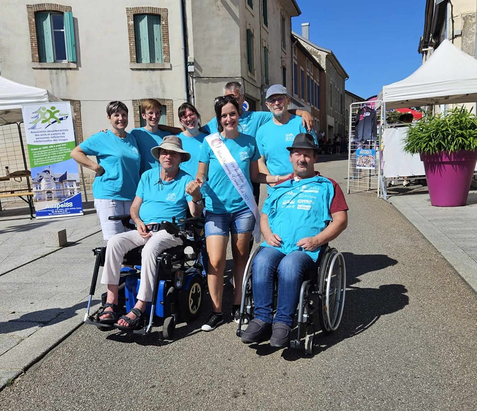 Membres de l’association E.R.V.A. lors du Forum des associations à Neufchâteau le 2 septembre 2023 avec la présence de la première dauphine Miss Harmony Grand Est 2023. Image